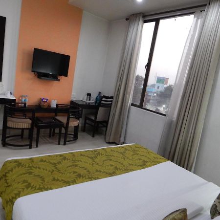 Hotel The Marque Mathura Buitenkant foto