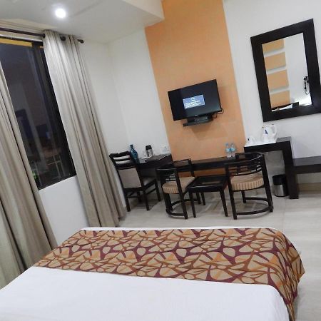 Hotel The Marque Mathura Buitenkant foto