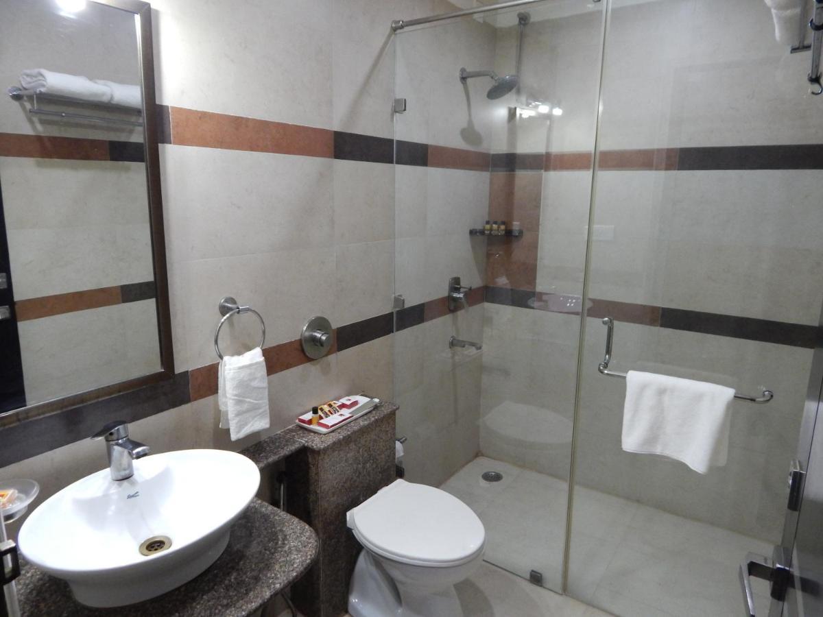 Hotel The Marque Mathura Buitenkant foto