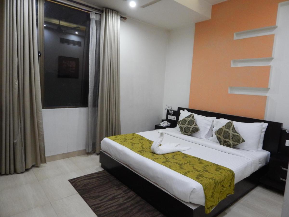 Hotel The Marque Mathura Buitenkant foto