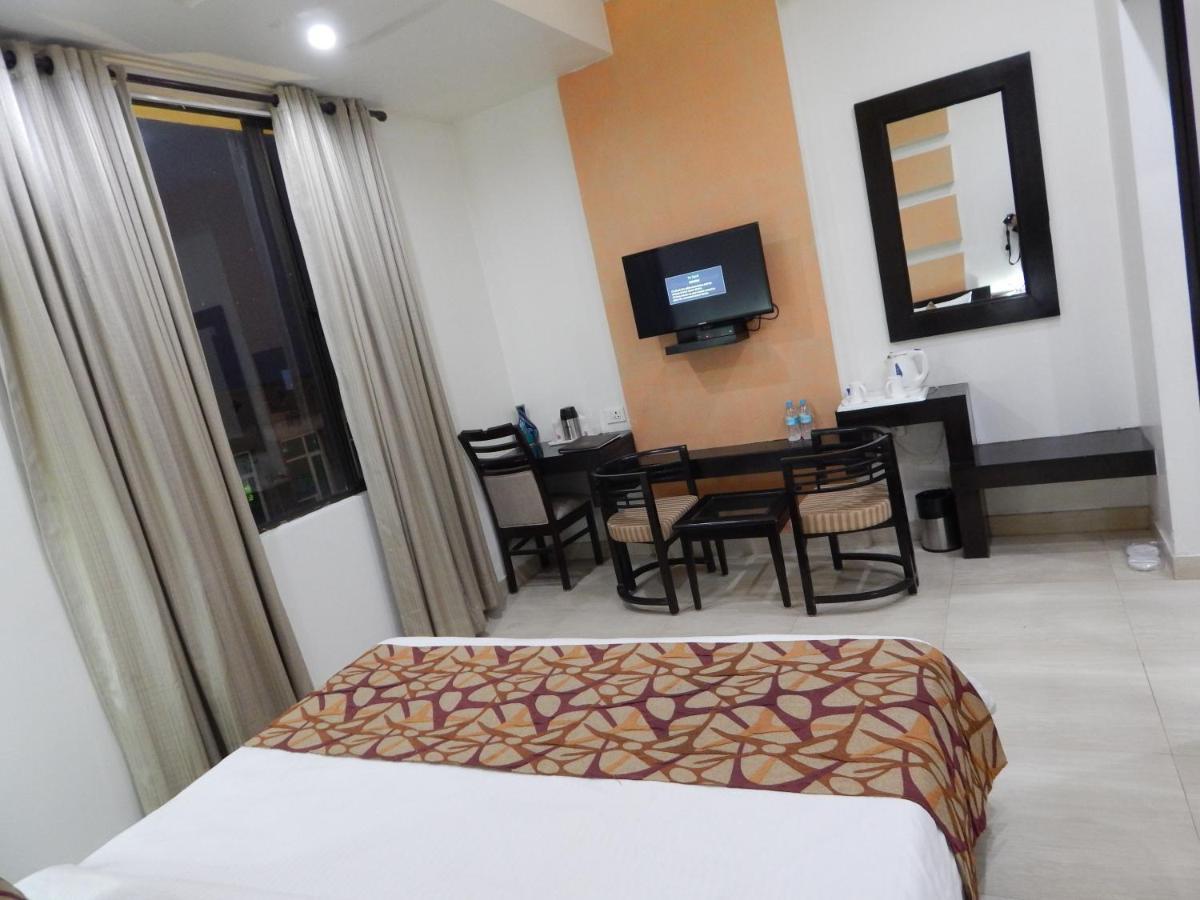 Hotel The Marque Mathura Buitenkant foto