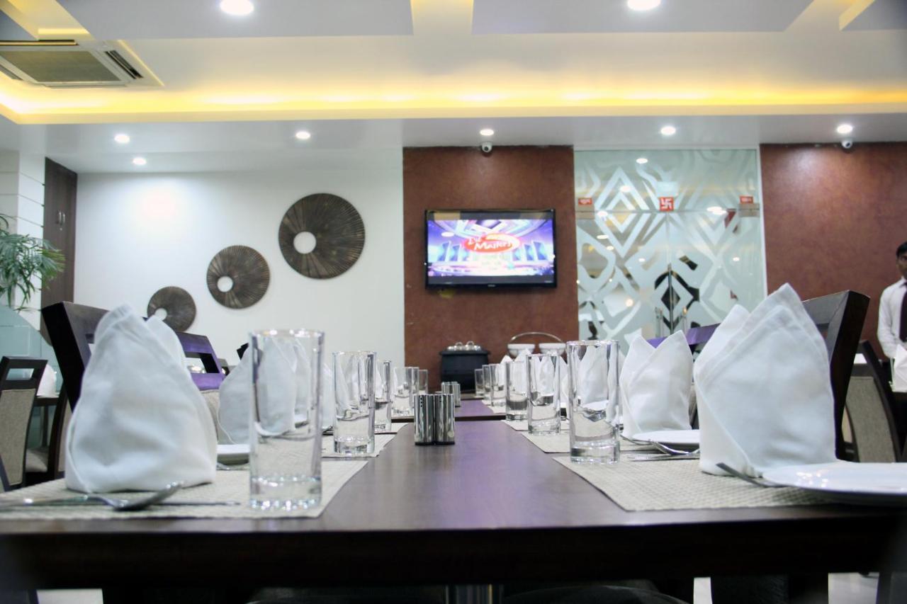 Hotel The Marque Mathura Buitenkant foto