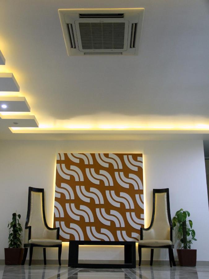 Hotel The Marque Mathura Buitenkant foto