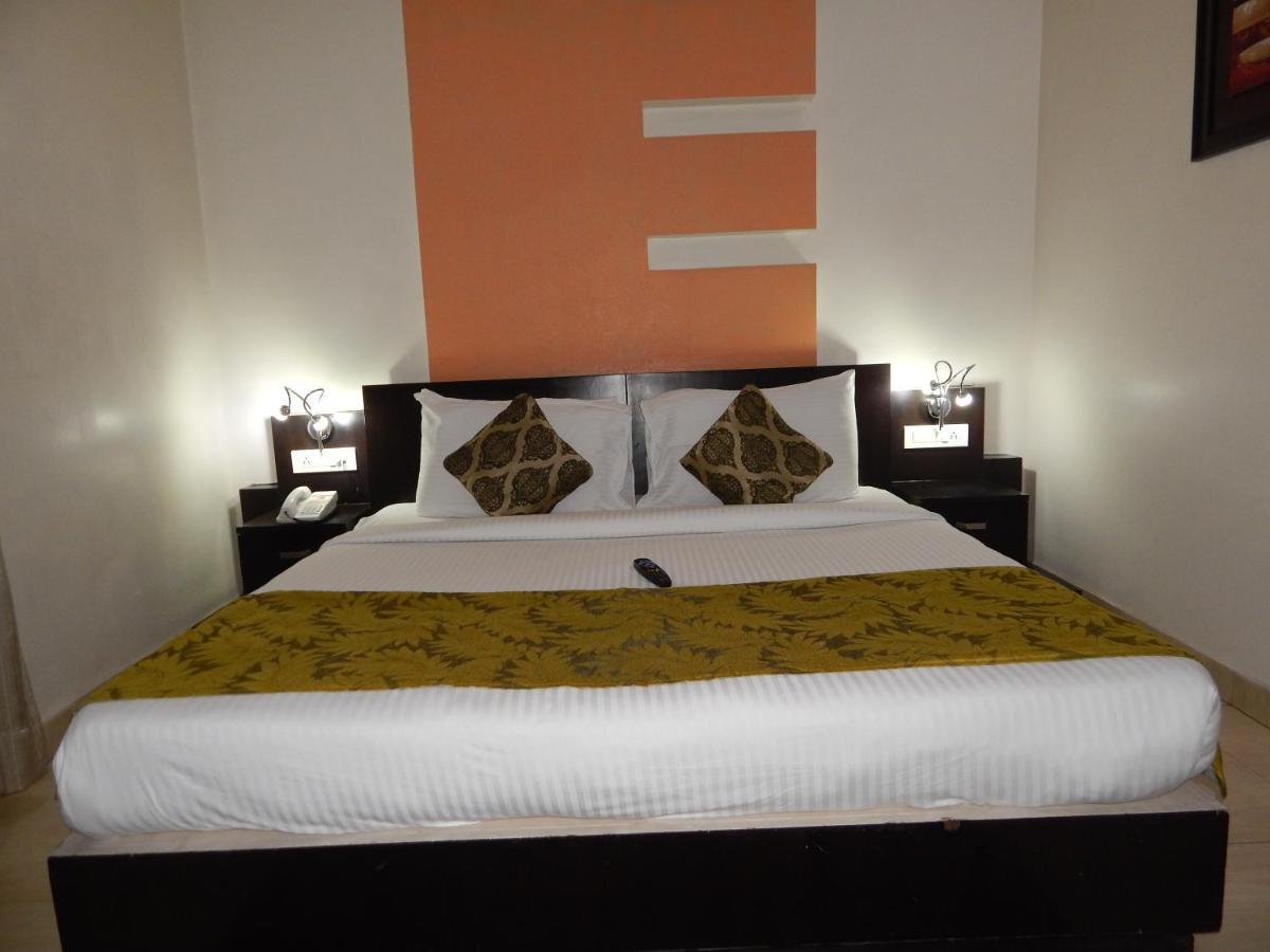 Hotel The Marque Mathura Buitenkant foto