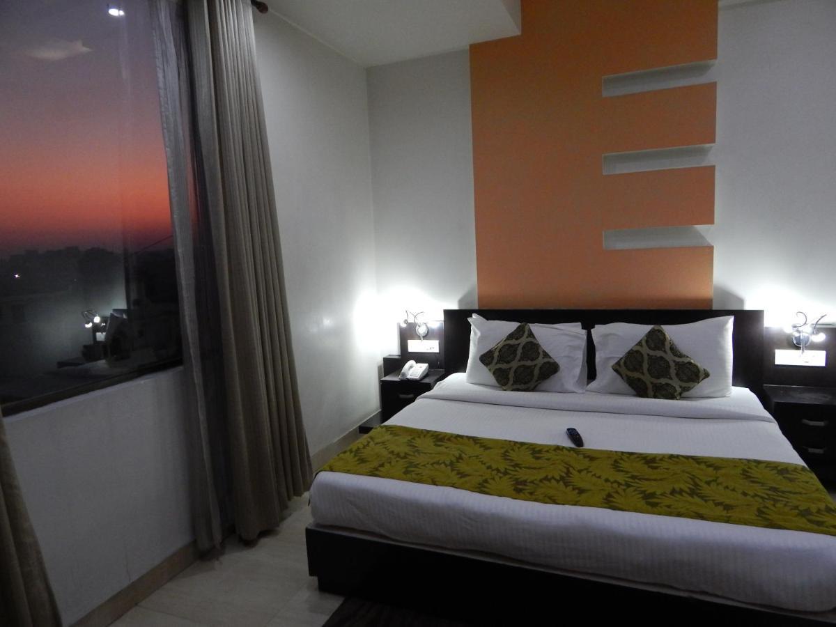 Hotel The Marque Mathura Buitenkant foto