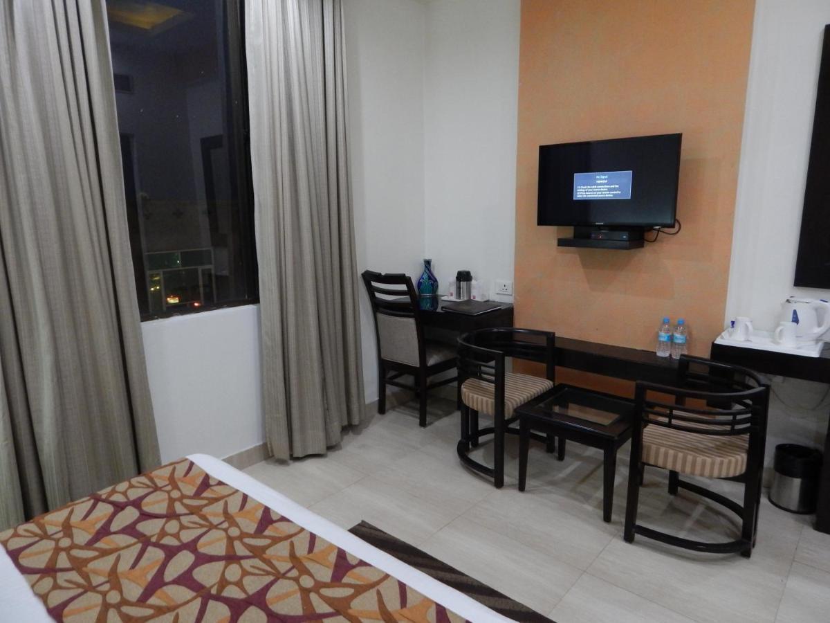 Hotel The Marque Mathura Buitenkant foto