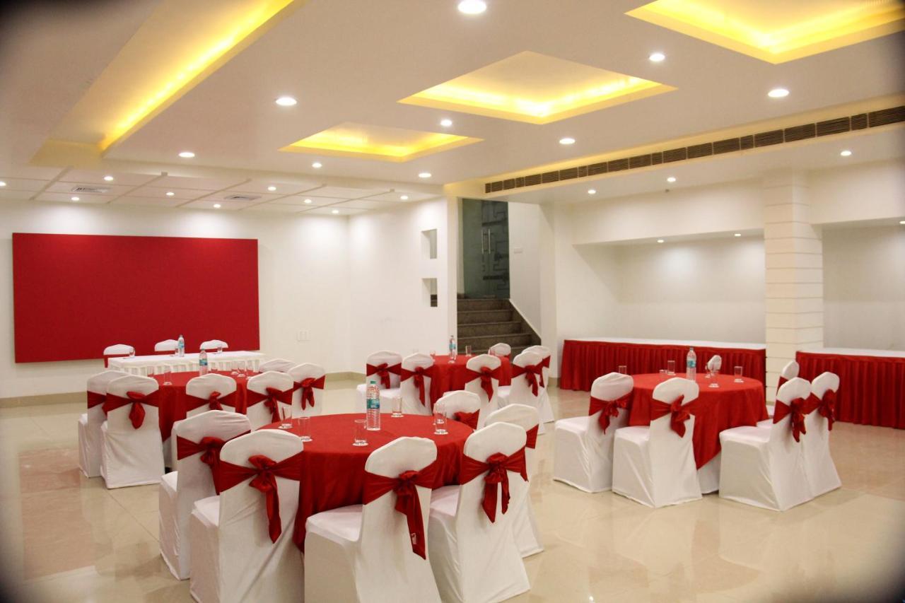 Hotel The Marque Mathura Buitenkant foto