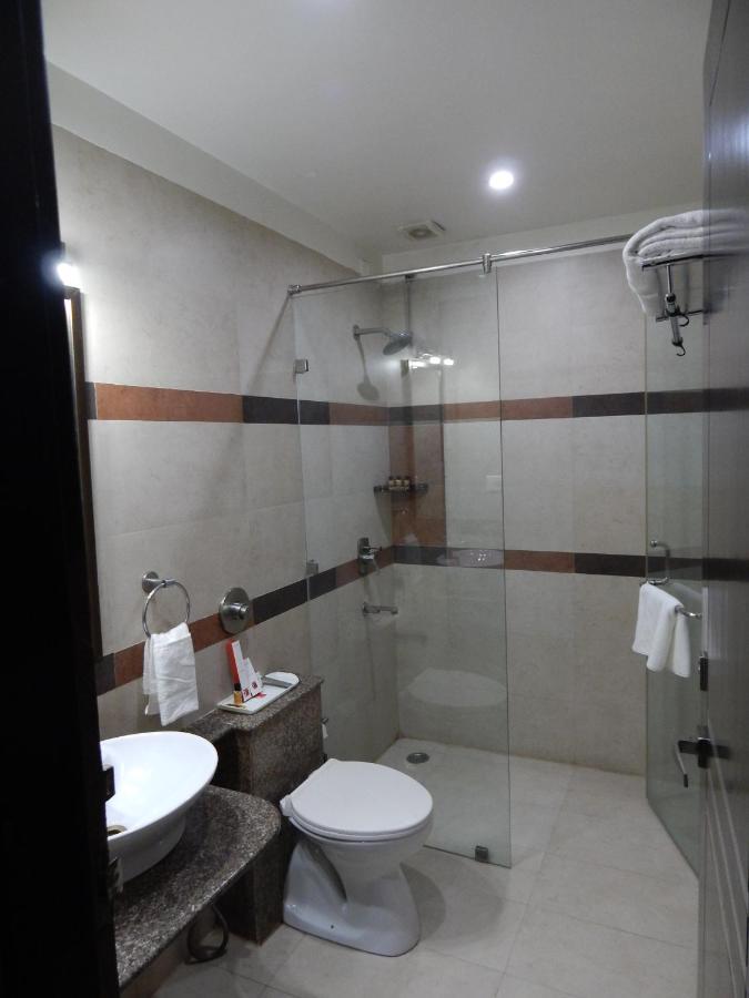 Hotel The Marque Mathura Buitenkant foto