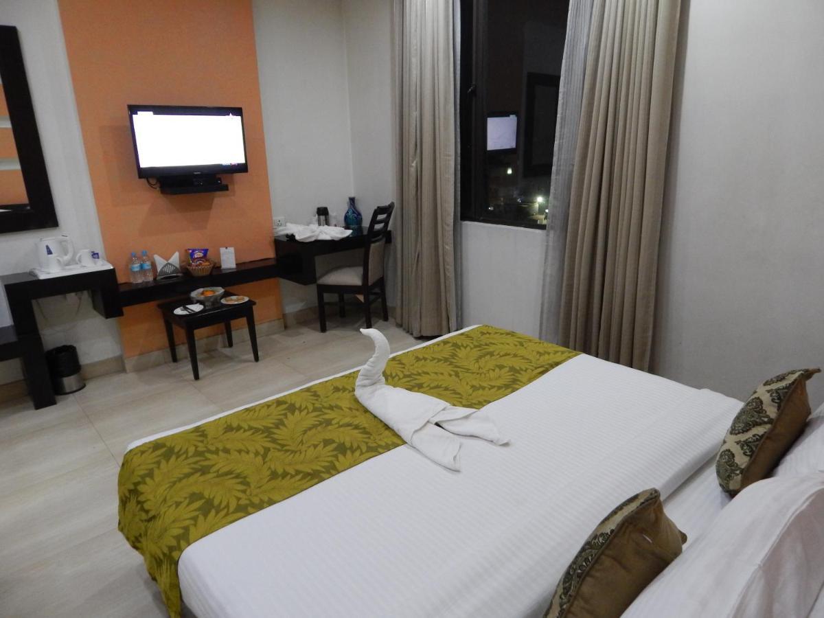 Hotel The Marque Mathura Buitenkant foto