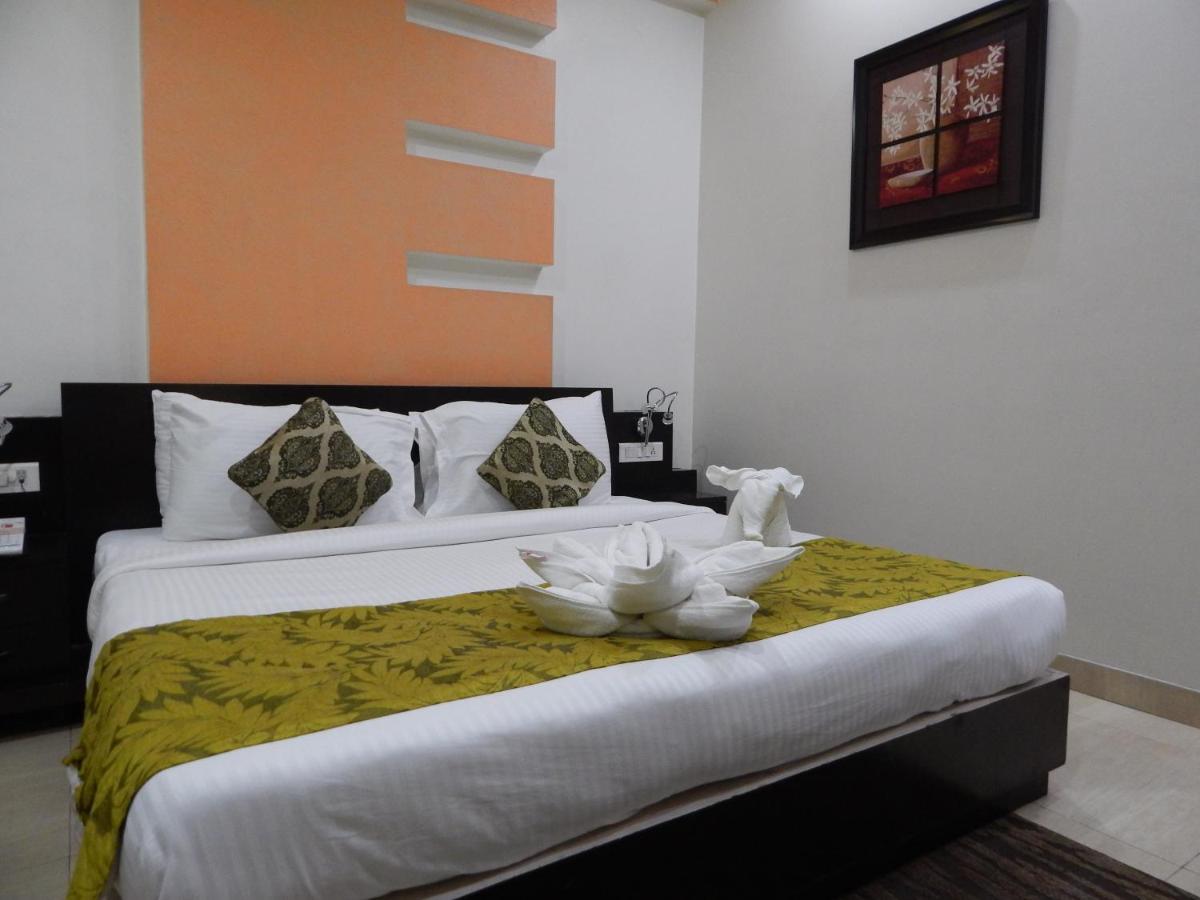 Hotel The Marque Mathura Buitenkant foto