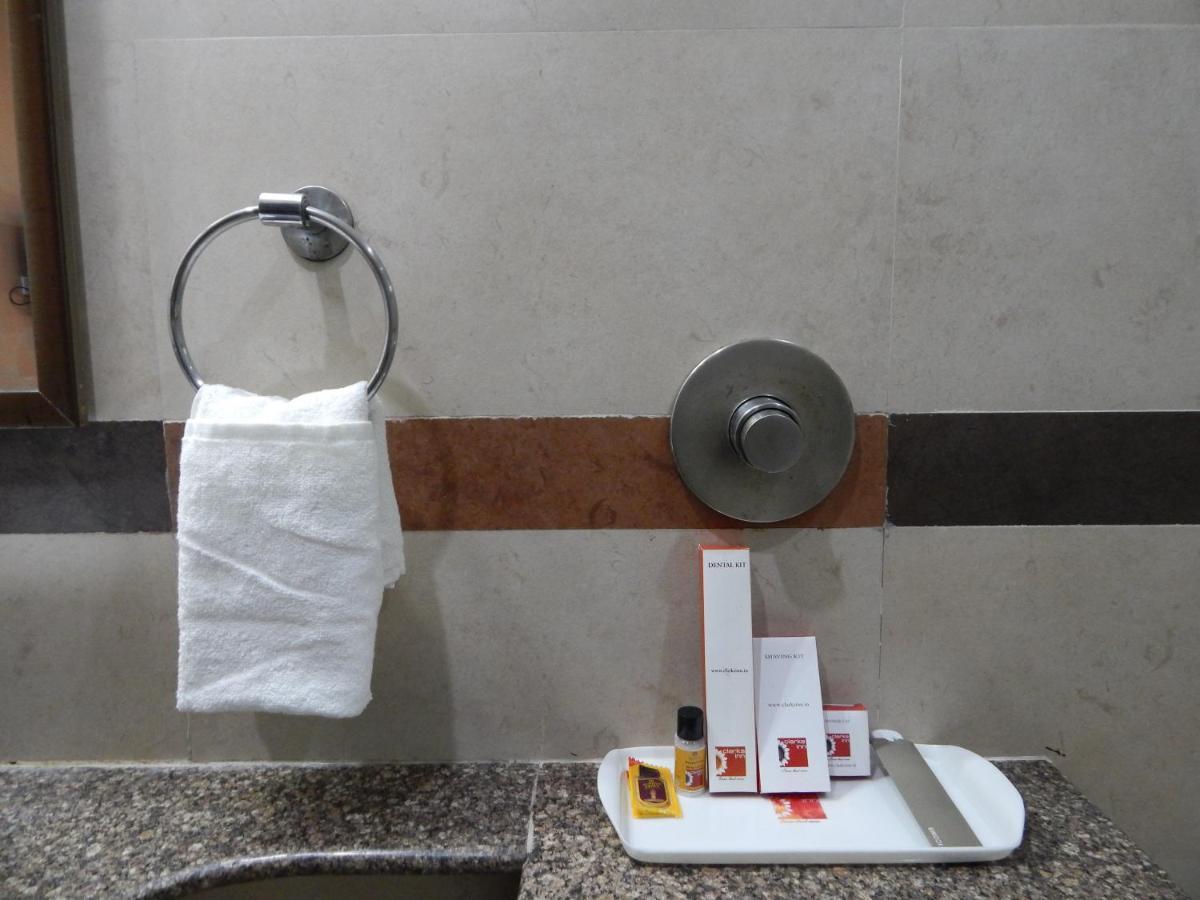 Hotel The Marque Mathura Buitenkant foto
