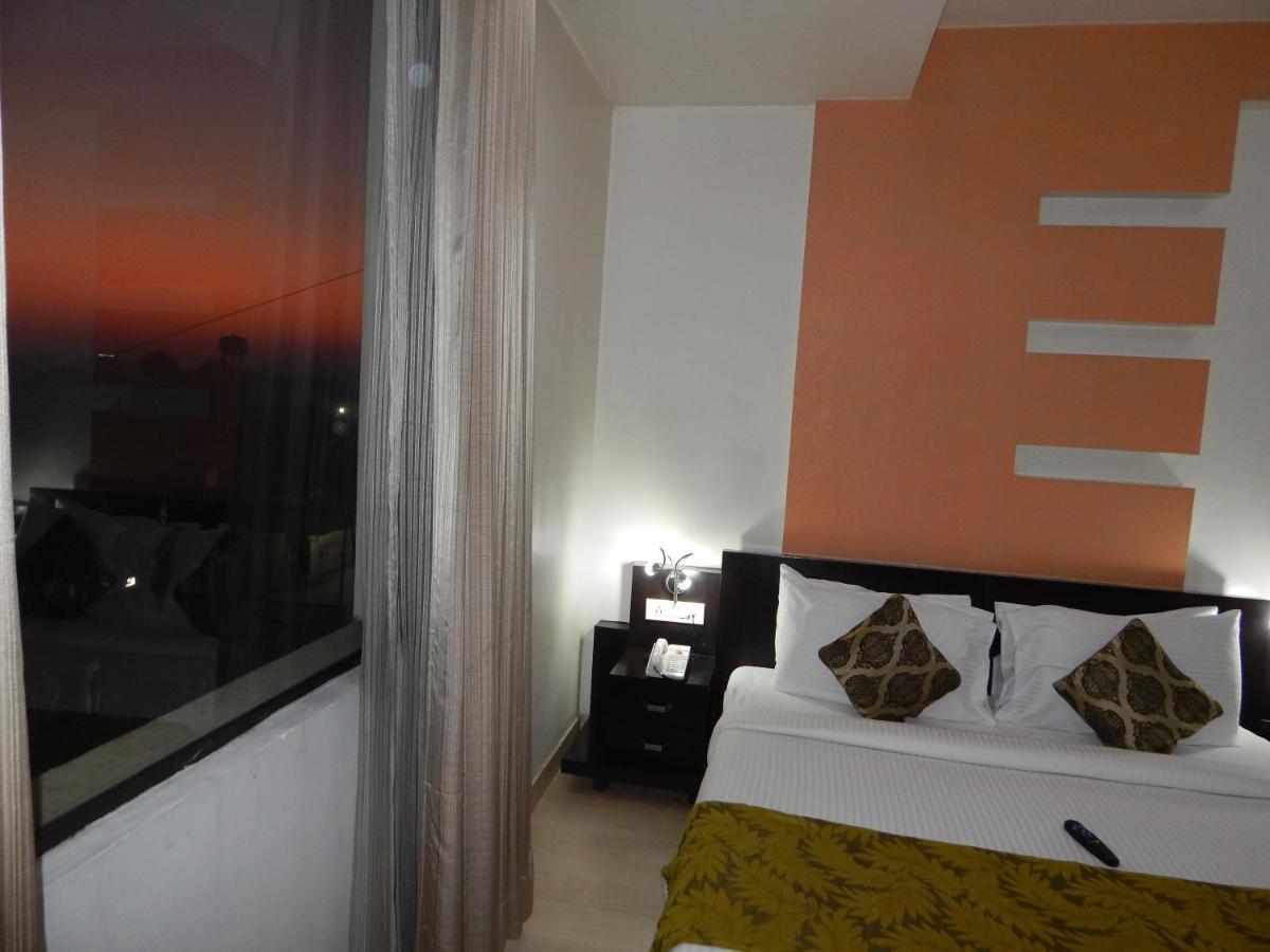 Hotel The Marque Mathura Buitenkant foto