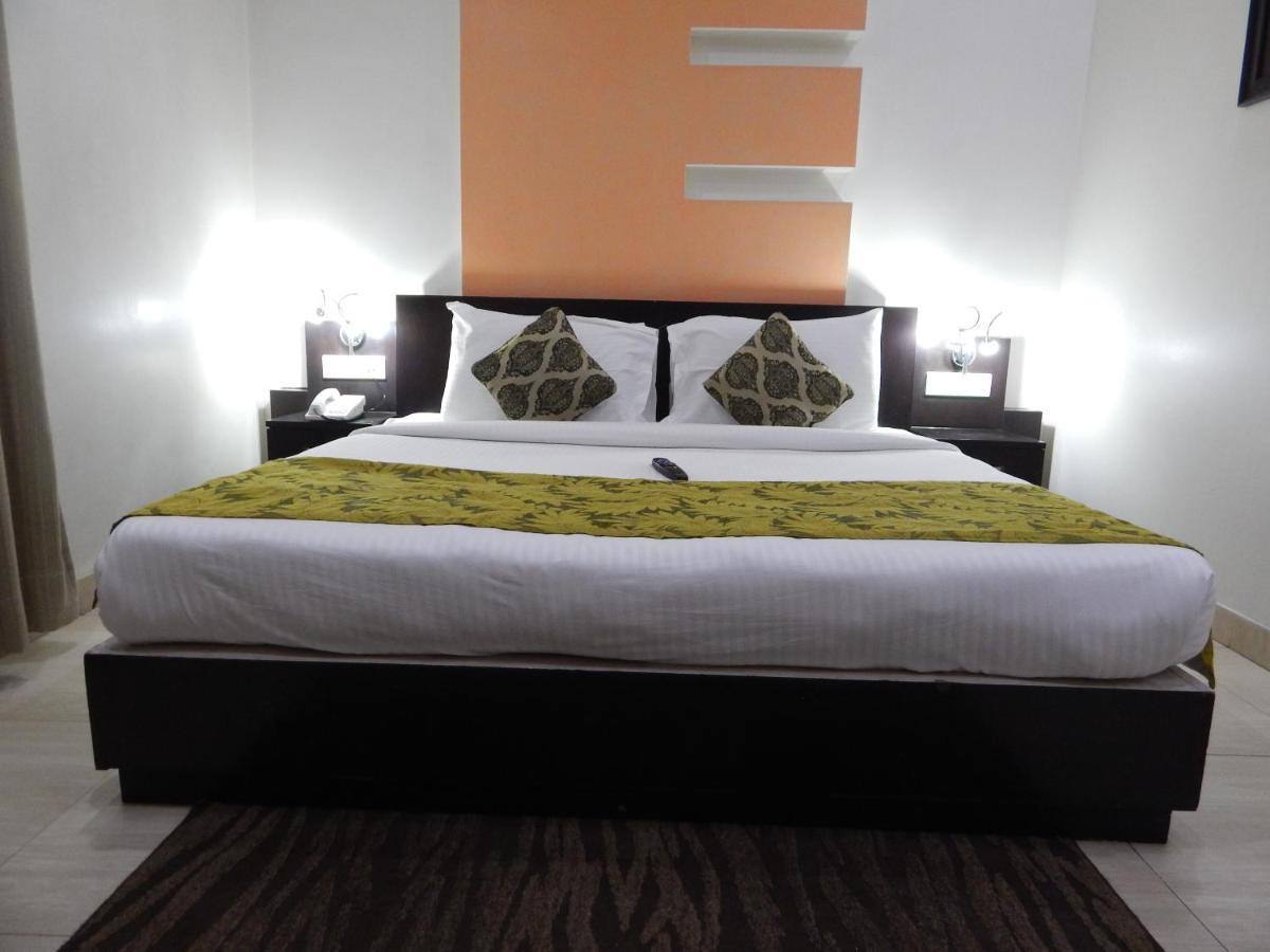 Hotel The Marque Mathura Buitenkant foto