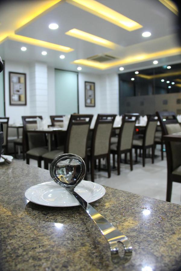 Hotel The Marque Mathura Buitenkant foto