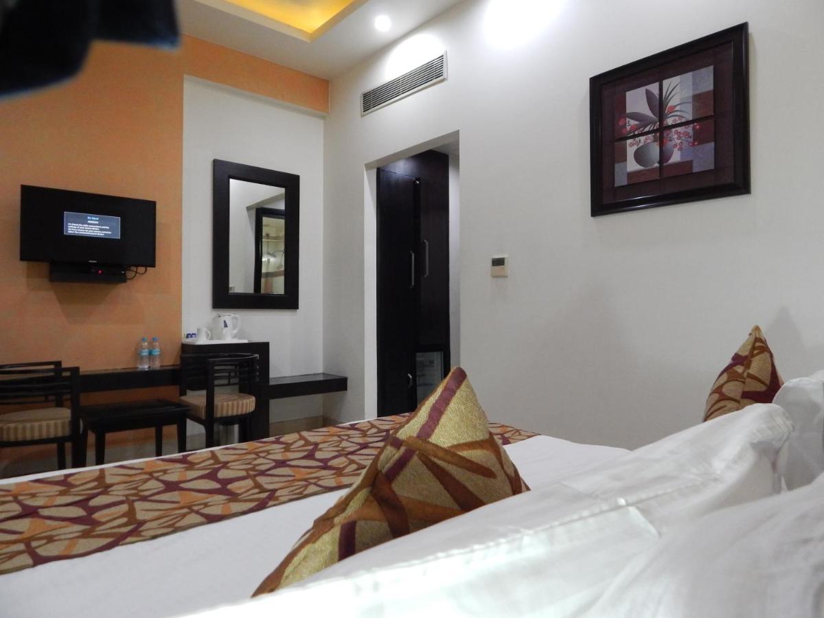 Hotel The Marque Mathura Buitenkant foto