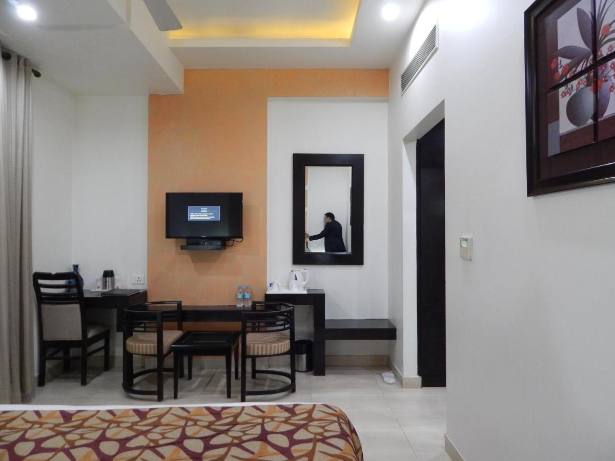 Hotel The Marque Mathura Buitenkant foto