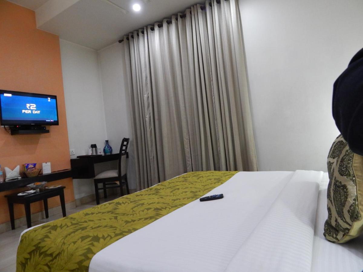 Hotel The Marque Mathura Buitenkant foto
