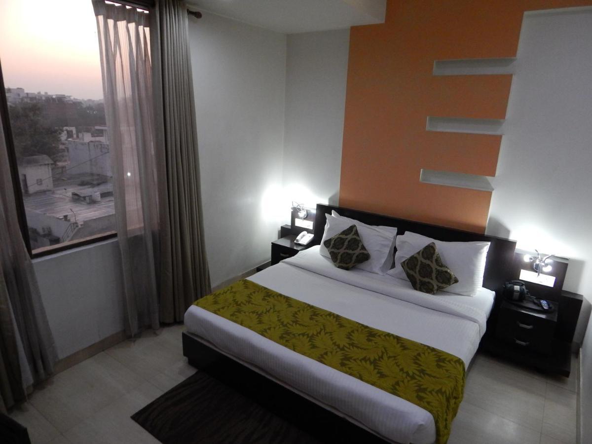 Hotel The Marque Mathura Buitenkant foto
